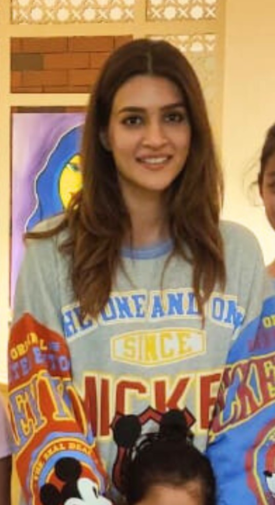 KRITI SANON (BOLLYWOOD ACTRESS)